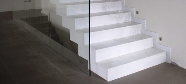 Weiße Treppenstufen aus Marmor