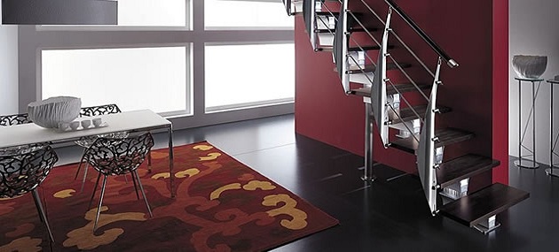 Metalltreppe mit dunklen Dektonplatten