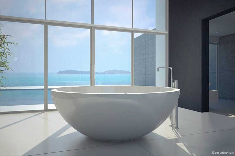 Runde Badewanne aus Dekton mit Ausblick auf das Meer - Cosentino